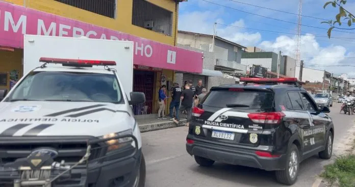 Professor é morto com tiro na cabeça dentro de mercadinho, em João Pessoa