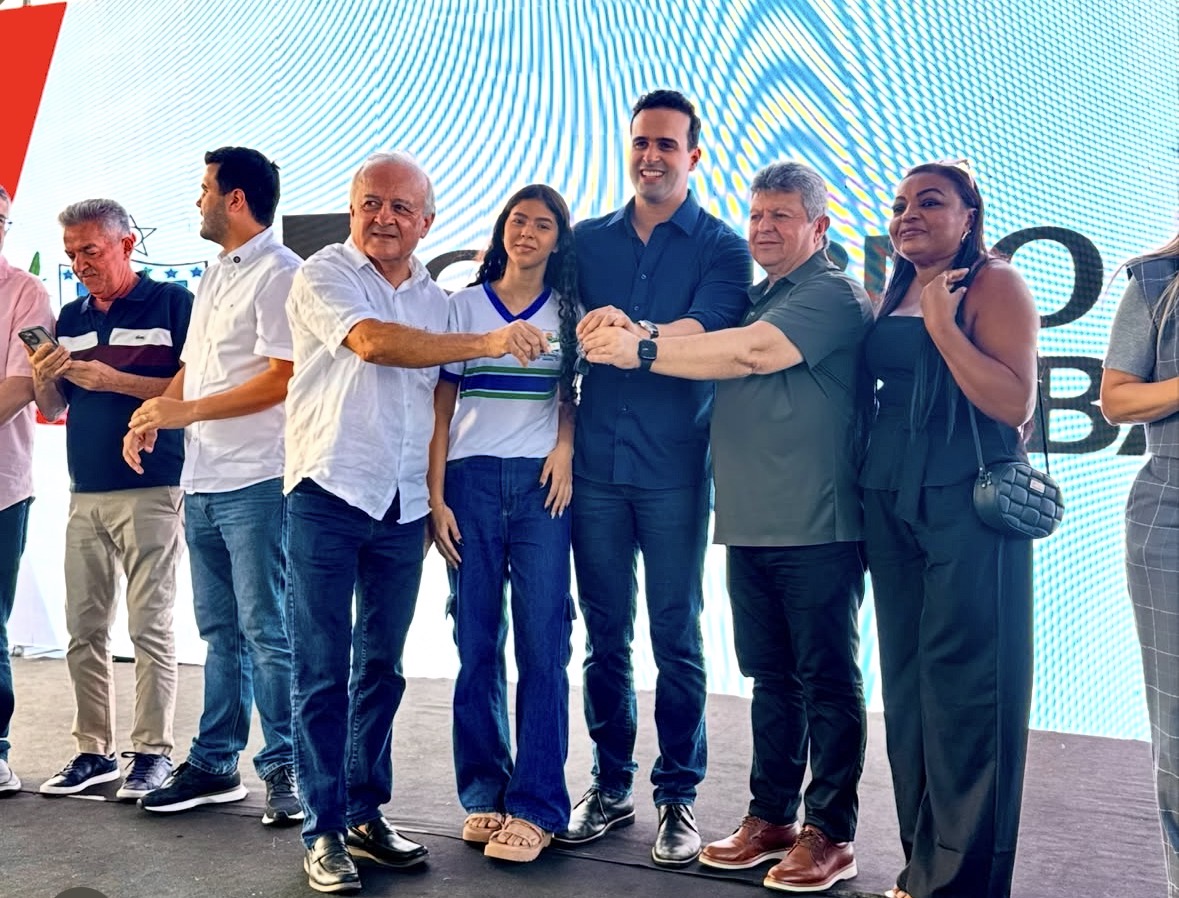 Branco Mendes acompanha Lucas Ribeiro na entrega de 50 novos ônibus escolares e destaca fortalecimento da educação na Paraíba