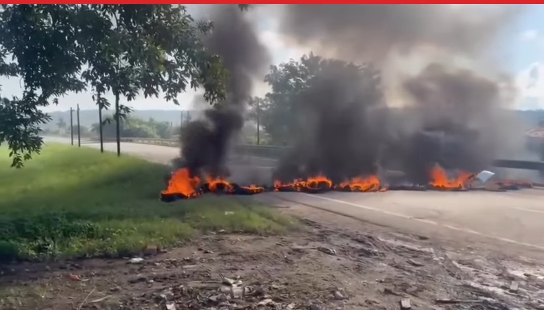 Protesto interdita trecho da BR-101 em Goiana após fechamento de retorno