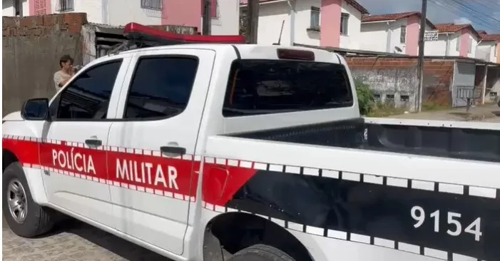 Mulher é presa após esfaquear marido por ciúmes e vítima ainda é mordida por cachorro durante confusão, em João Pessoa