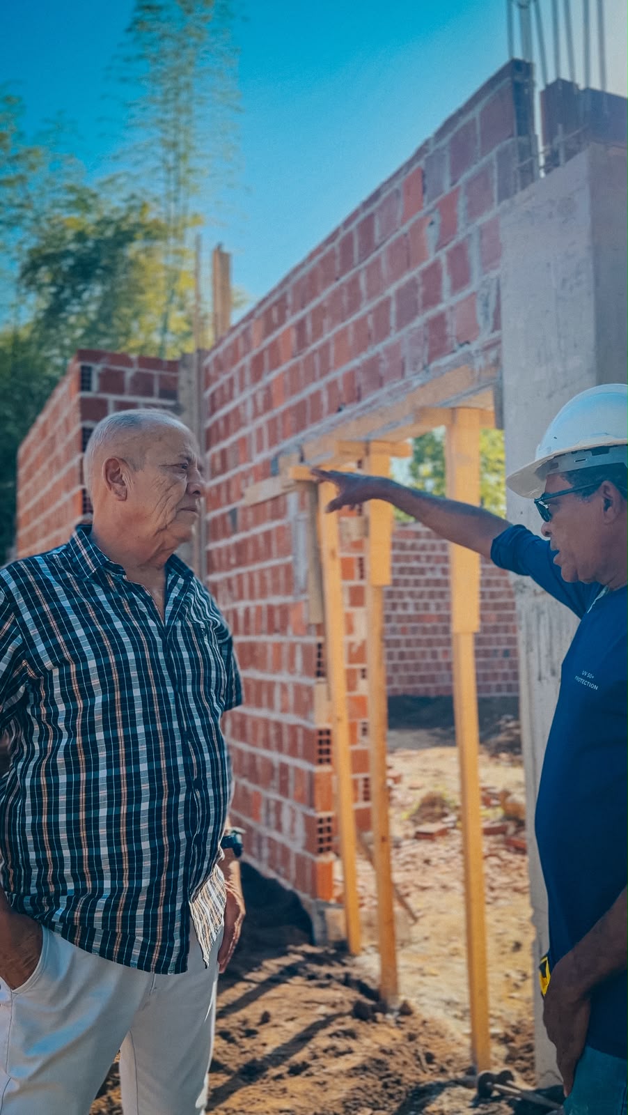 Prefeito Marcílio Régio acompanha obras de reconstrução da Escola Municipal IV Centenário