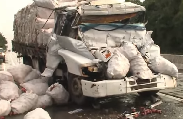 Motorista de caminhão morre após colidir com traseira de carreta que era rebocada na BR-101, em Santa Rita