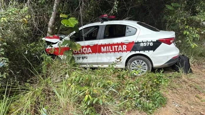 Perseguição na PB-008 termina em colisão de viatura contra árvore e deixa dois policiais feridos