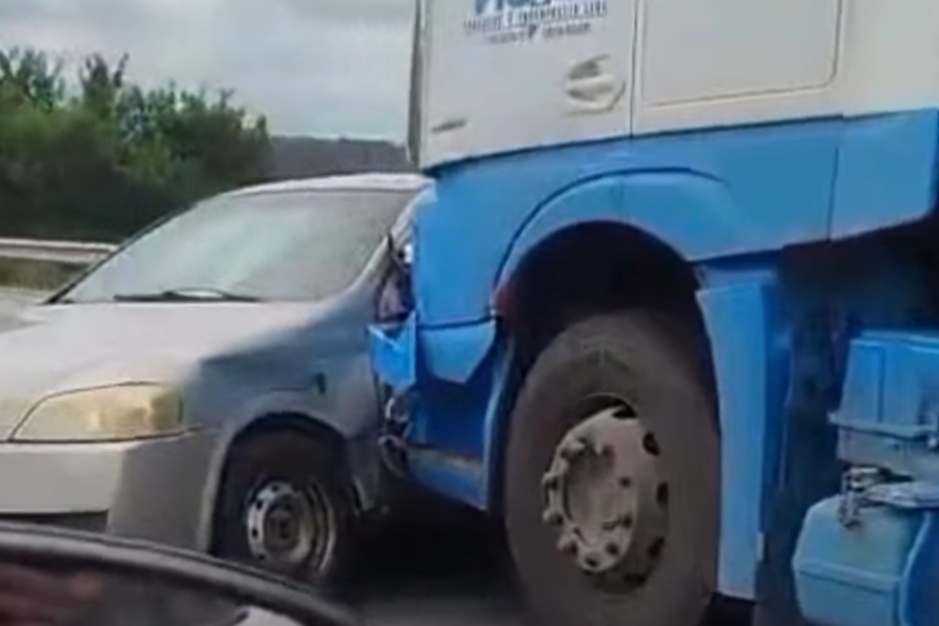 Colisão entre caminhão baú e carro de passeio provoca interdição na BR-101, em Goiana