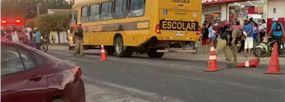 Criança fica ferida após ser atropelada por motociclista enquanto saía da escola, na Paraíba