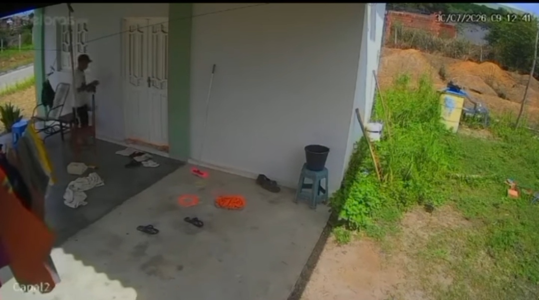 Homem é flagrado por câmeras cometendo furto no bairro Alto da Boa Vista, em Goiana