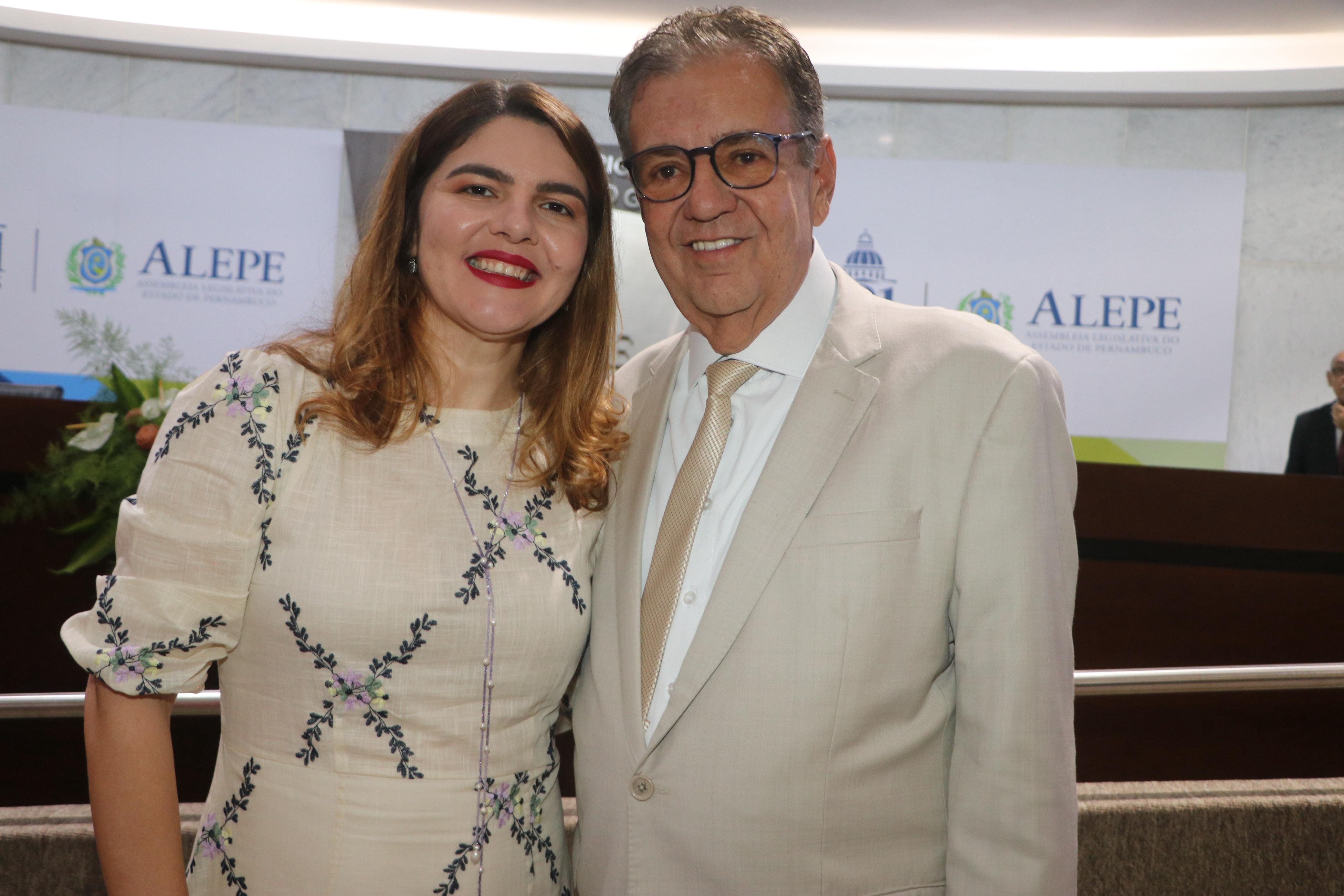 Antônio Moraes concede Título de Cidadã Pernambucana à médium Maira Rocha