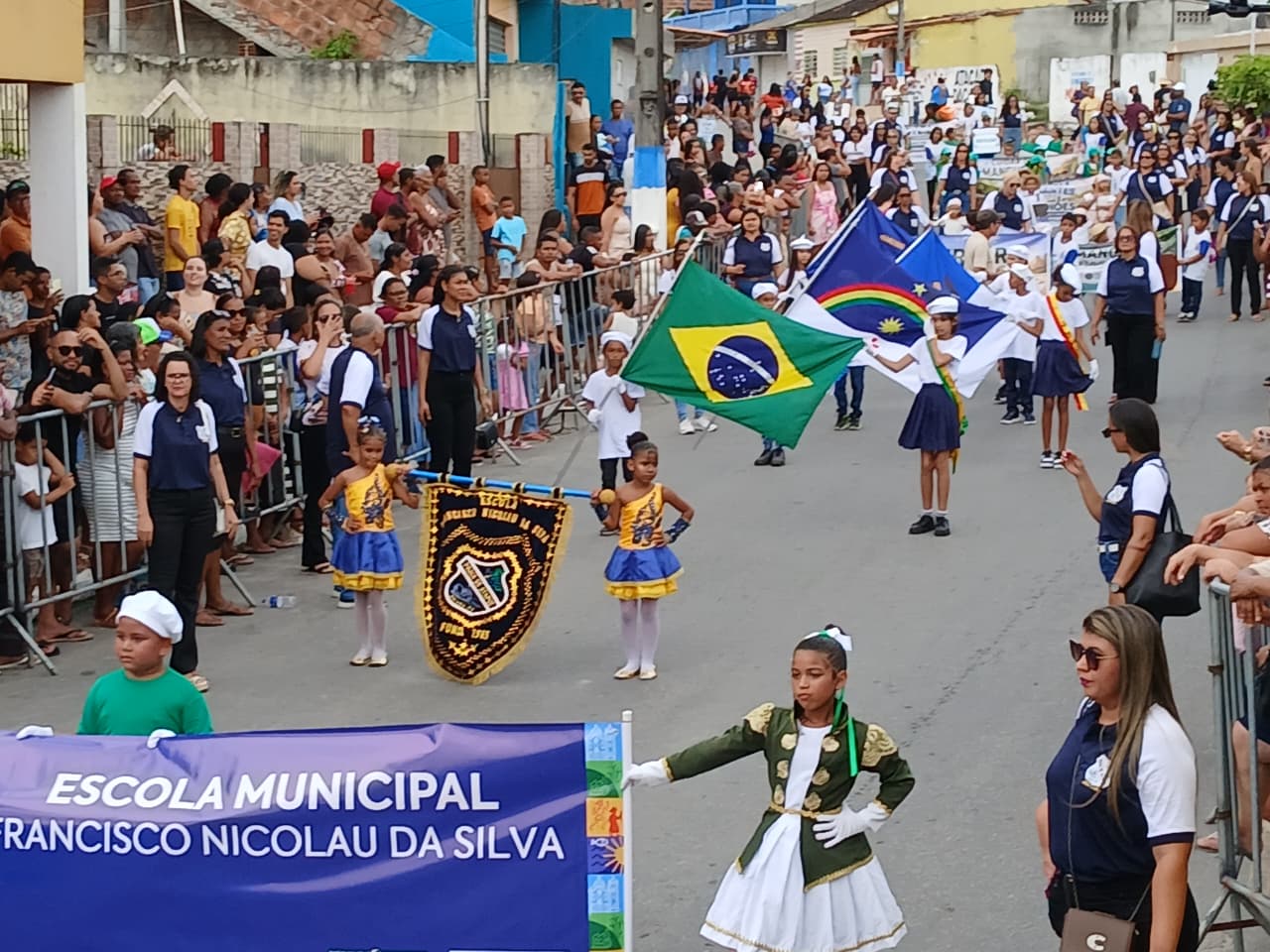 Desfile cívico reúne escolas em Tejucupapo em celebração à Independência do Brasil