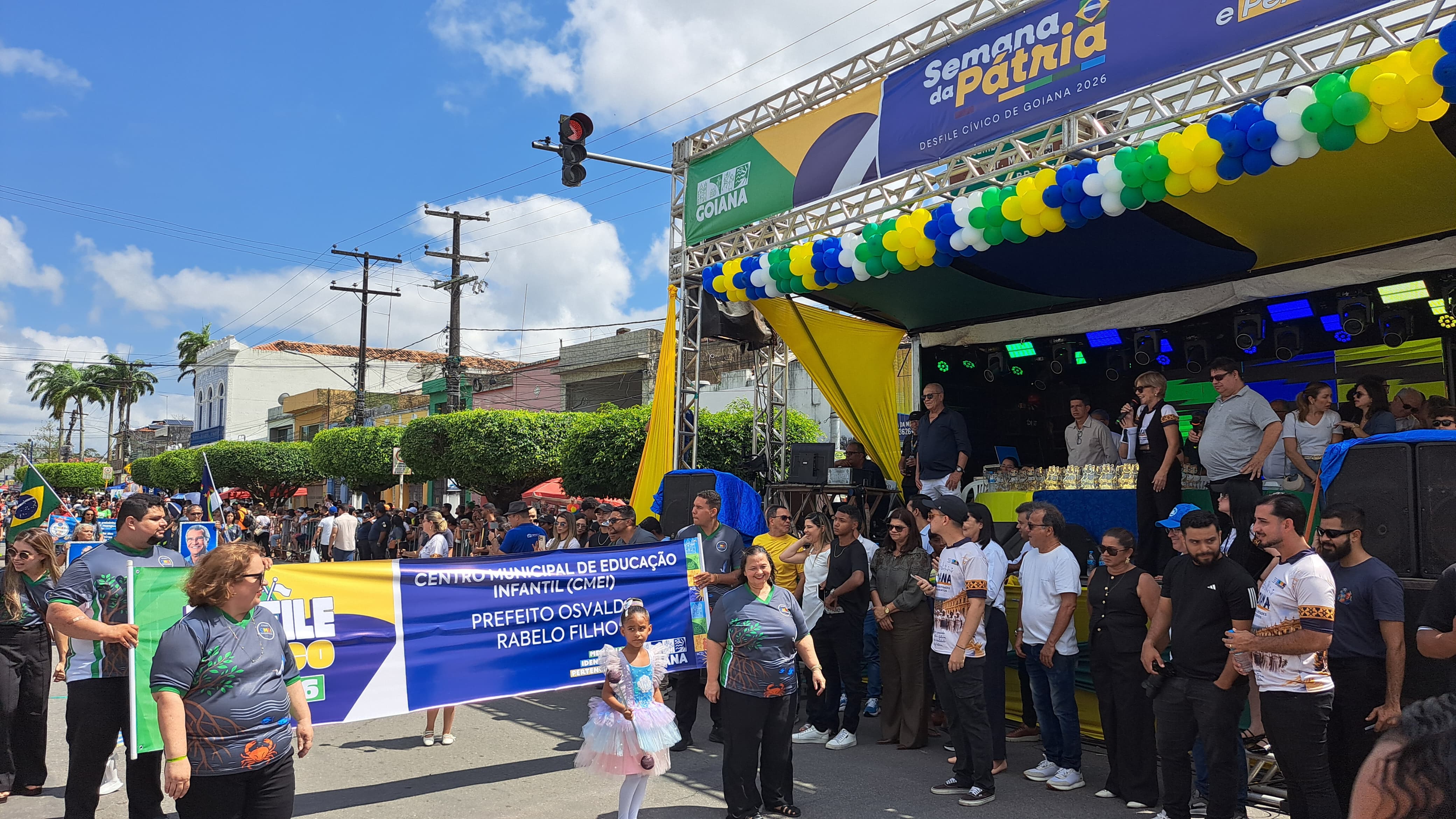 Desfile cívico reúne estudantes e público sob calor intenso em Goiana