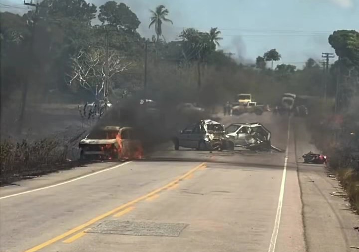 FUMAÇA DE INCÊNDIO PROVOCA GRAVE ACIDENTE NA BR-034, EM ALHANDRA, E DEIXA TRÊS PESSOAS QUEIMADAS