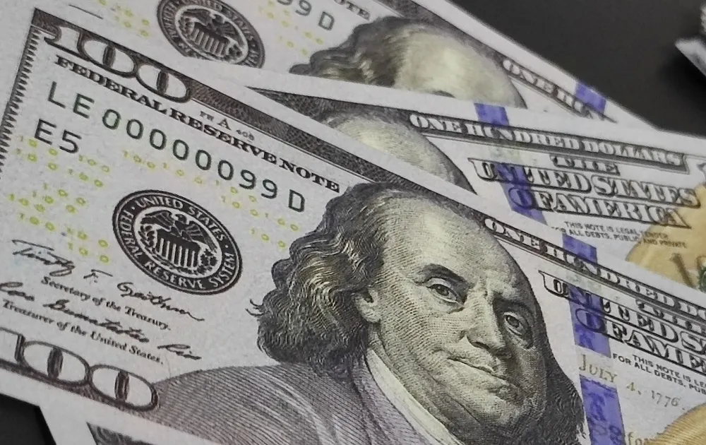 Dólar cai a R$ 5,35 após alta de 8,21% registrada na 2ª feira