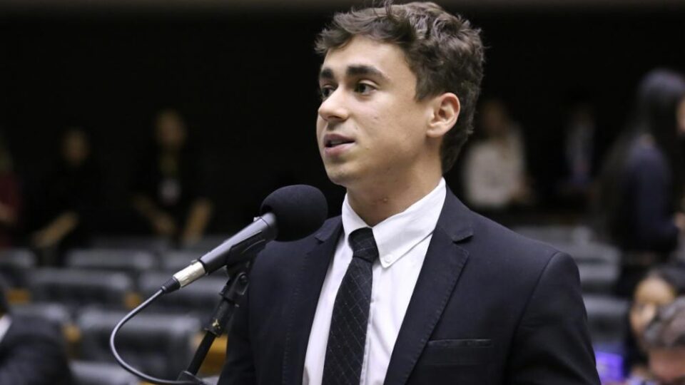 PL sai em defesa de Nikolas Ferreira após repercussão de viagem com jatinho de Vorcaro