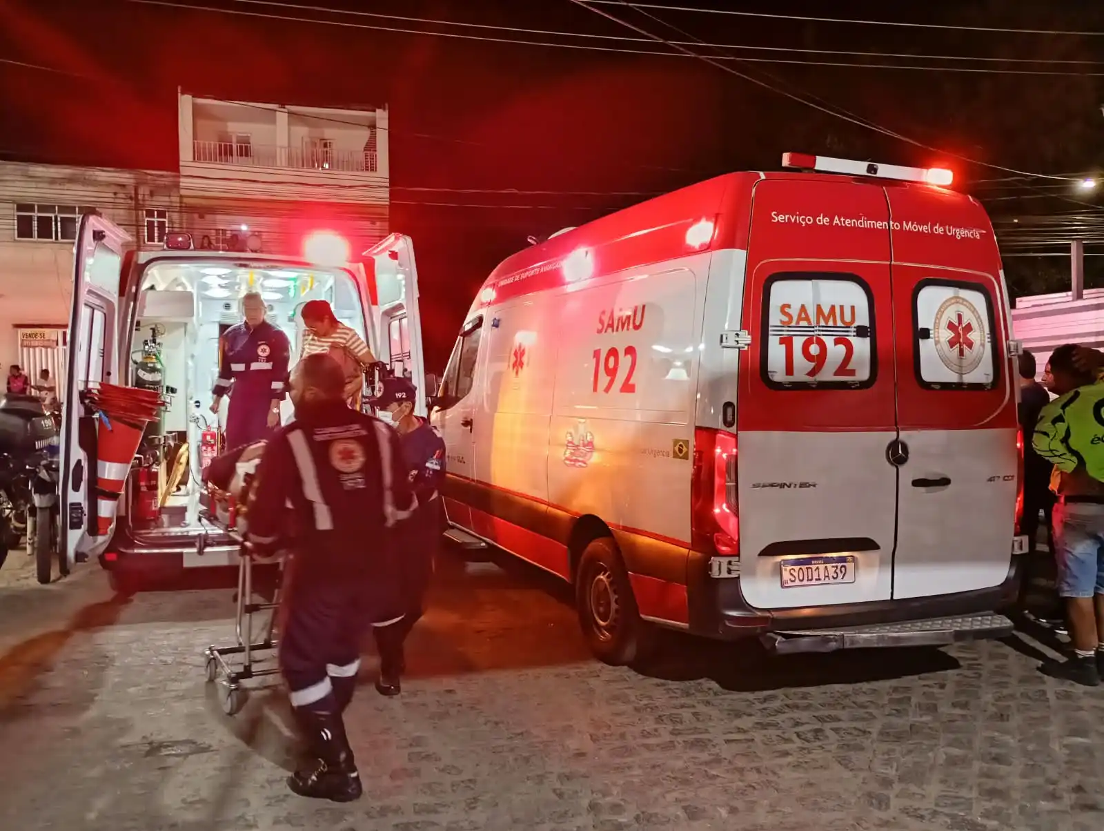 Mulher sofre fraturas após motocicleta ser atingida por carro na BR-408, em Carpina